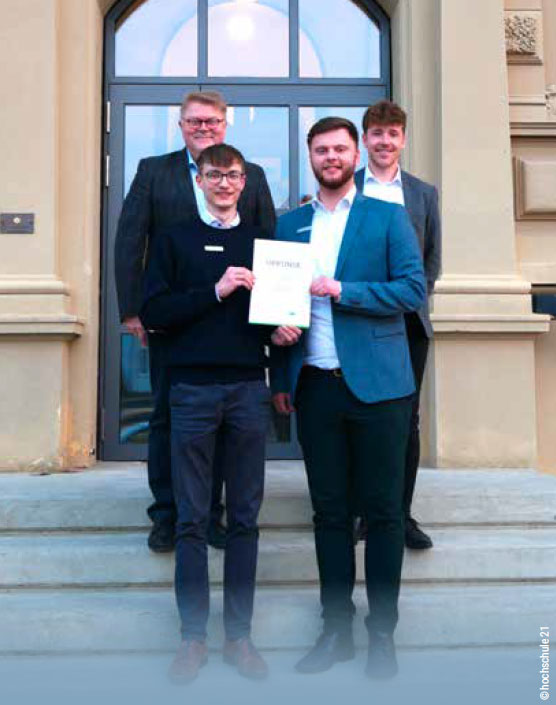 Glückliche Gewinner: Vorstand Ulrich Sievert (oben links), Nachhaltigkeitsbeauftragter Jannik Holthusen (oben rechts), Jonathan Hellwege (unten links) und Kevin Döring (unten rechts). Es fehlt: Benedikt Engler.